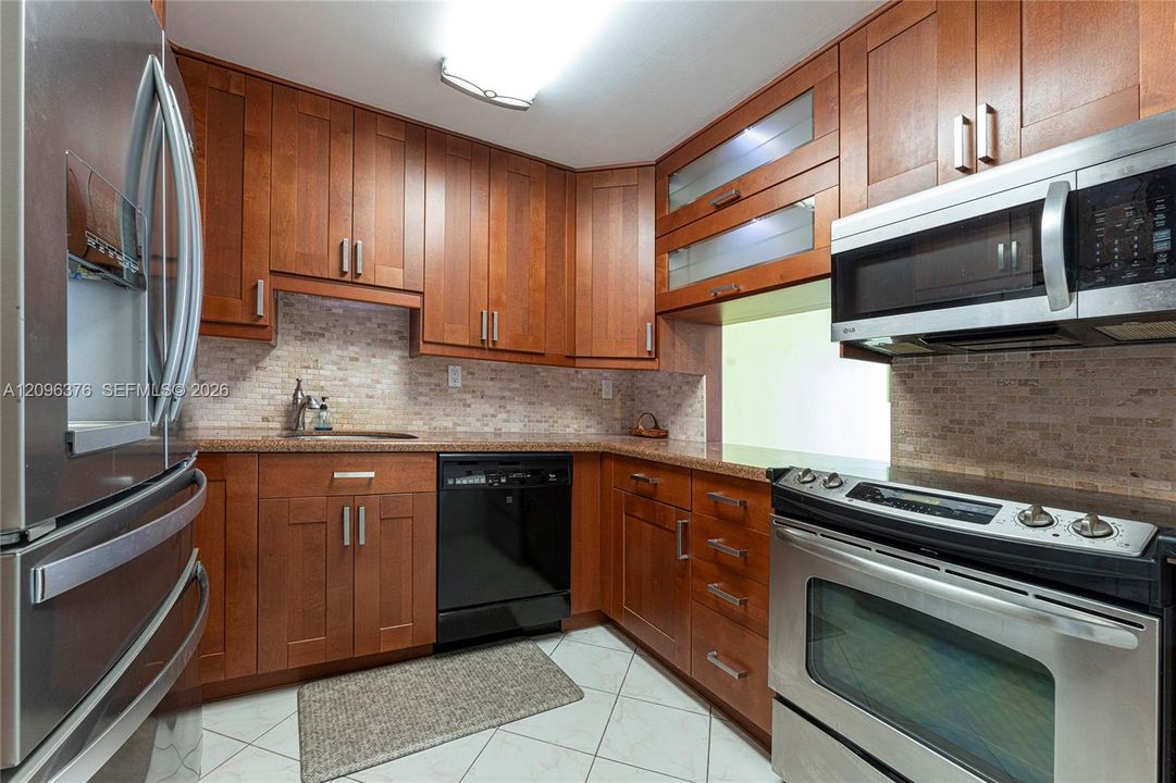 For Rent: $2,000 (1 beds, 1 baths, 915 Square Feet)