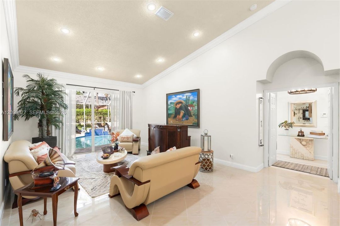 En Venta: $925,000 (4 camas, 3 baños, 2736 Pies cuadrados)