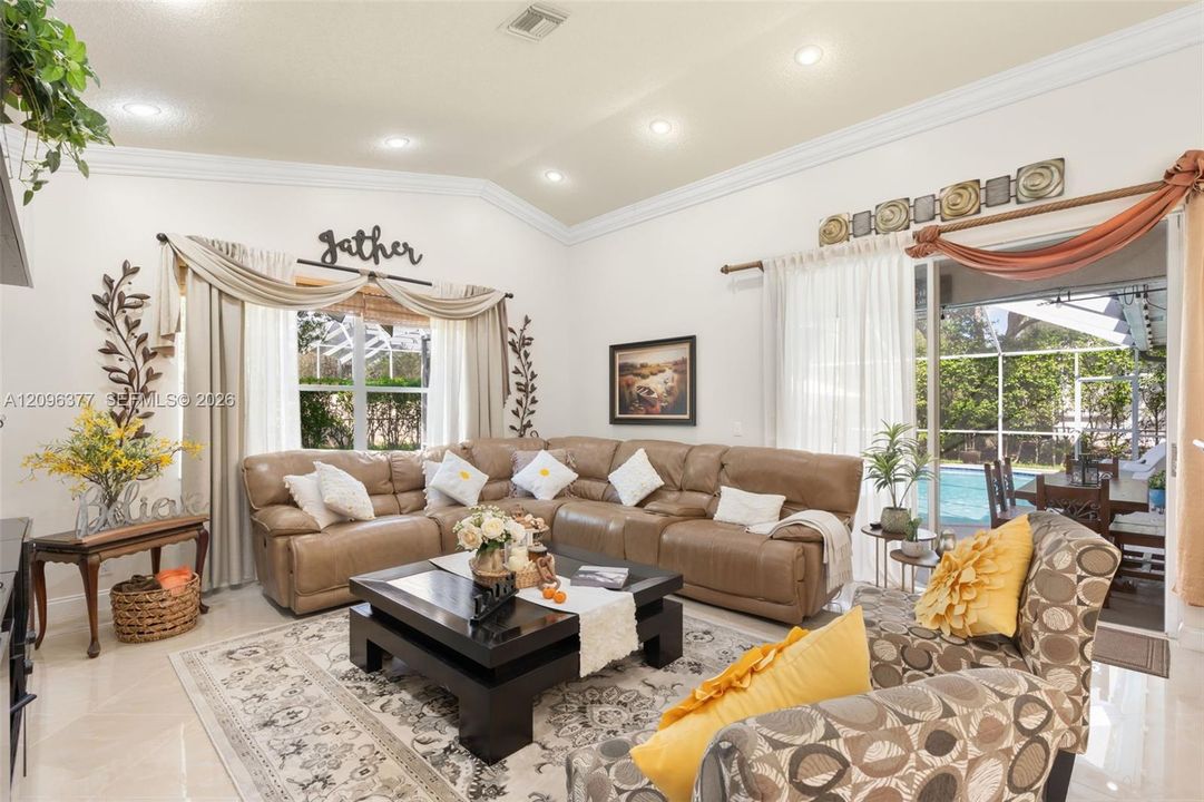 En Venta: $925,000 (4 camas, 3 baños, 2736 Pies cuadrados)