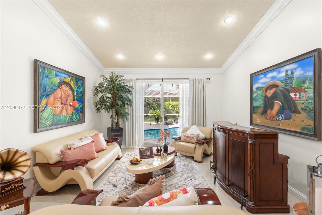 En Venta: $925,000 (4 camas, 3 baños, 2736 Pies cuadrados)