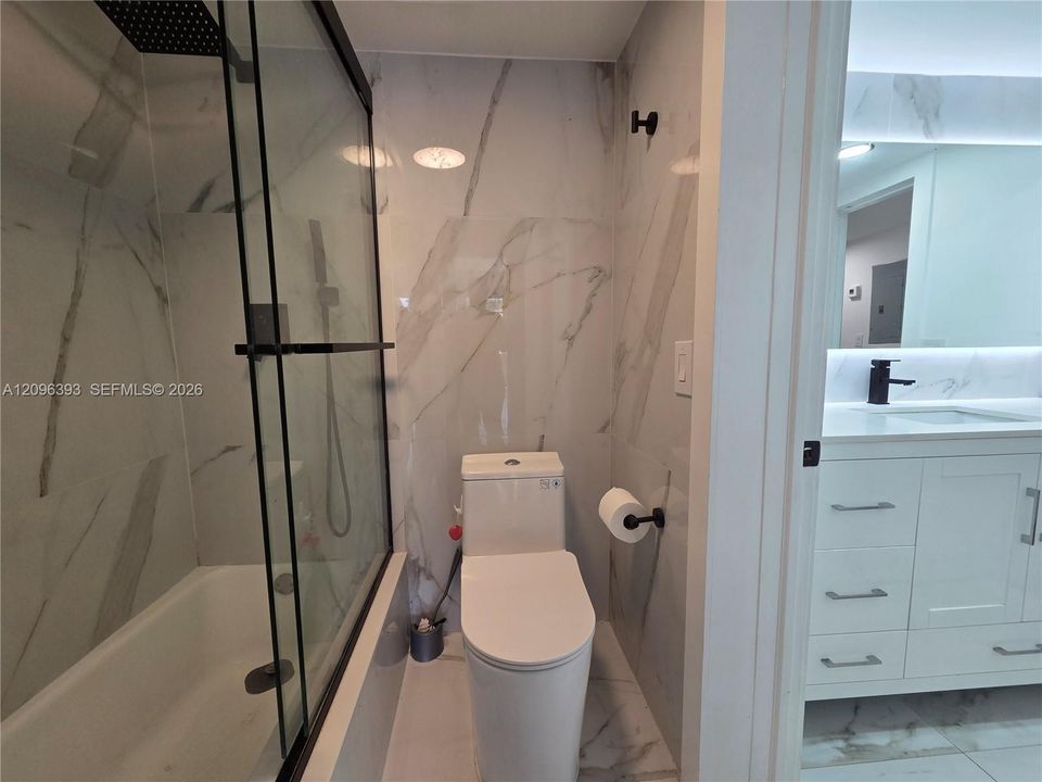 For Rent: $2,100 (2 beds, 1 baths, 880 Square Feet)