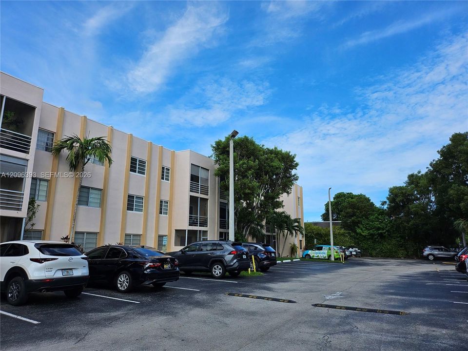 For Rent: $2,100 (2 beds, 1 baths, 880 Square Feet)
