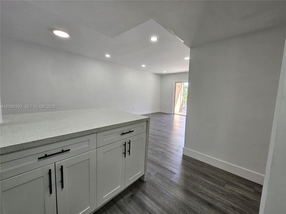 For Rent: $2,100 (2 beds, 1 baths, 880 Square Feet)