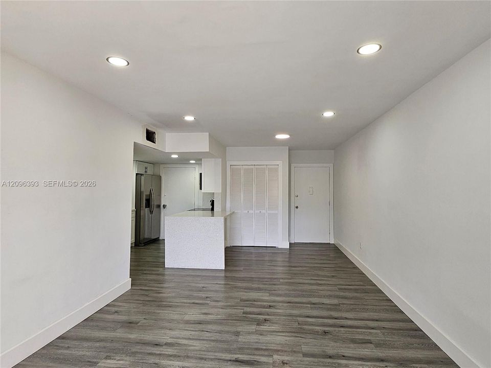 For Rent: $2,100 (2 beds, 1 baths, 880 Square Feet)