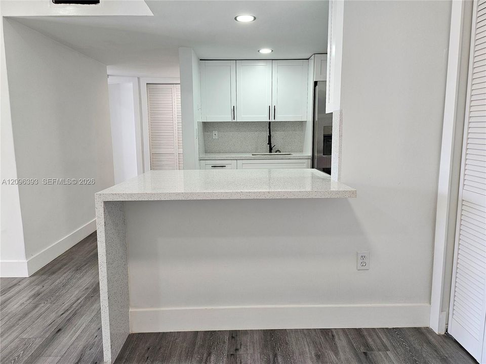 For Rent: $2,100 (2 beds, 1 baths, 880 Square Feet)