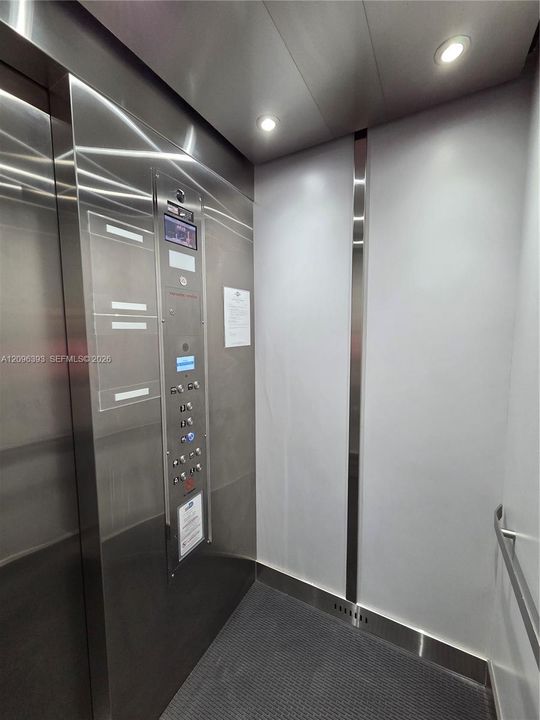 For Rent: $2,100 (2 beds, 1 baths, 880 Square Feet)