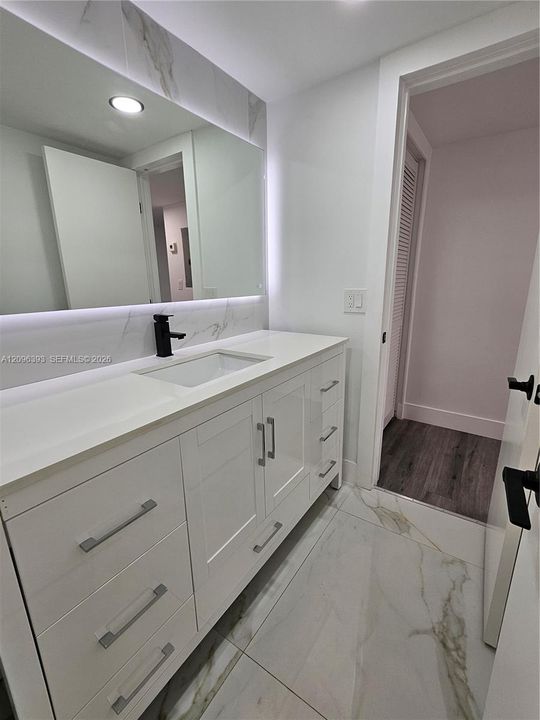 For Rent: $2,100 (2 beds, 1 baths, 880 Square Feet)