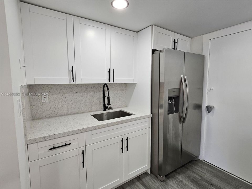 For Rent: $2,100 (2 beds, 1 baths, 880 Square Feet)