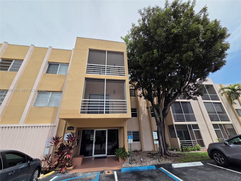 For Rent: $2,100 (2 beds, 1 baths, 880 Square Feet)