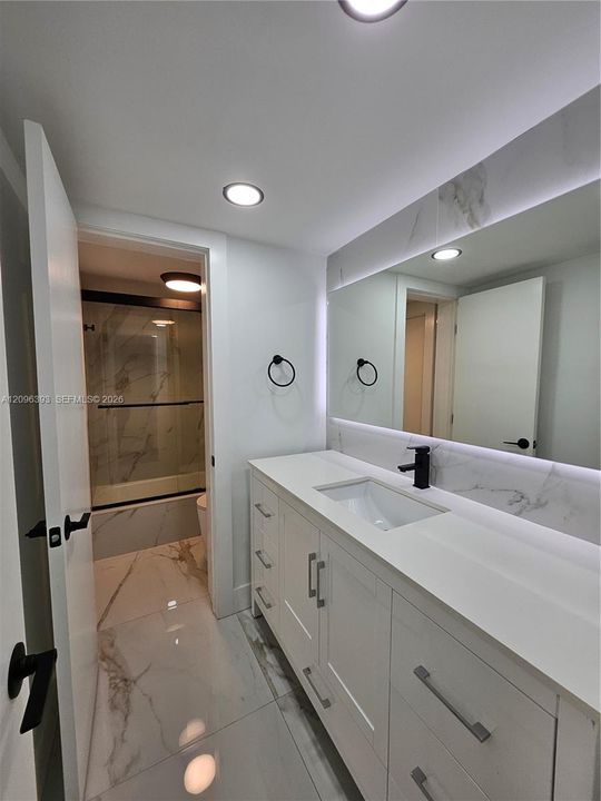 For Rent: $2,100 (2 beds, 1 baths, 880 Square Feet)