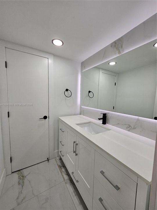 For Rent: $2,100 (2 beds, 1 baths, 880 Square Feet)