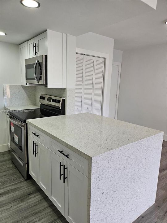 For Rent: $2,100 (2 beds, 1 baths, 880 Square Feet)