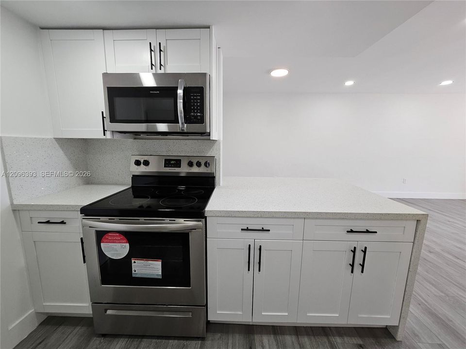 For Rent: $2,100 (2 beds, 1 baths, 880 Square Feet)