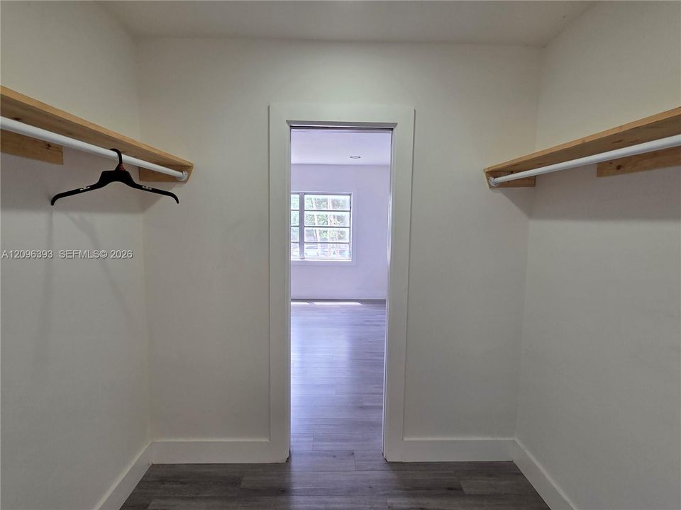 For Rent: $2,100 (2 beds, 1 baths, 880 Square Feet)