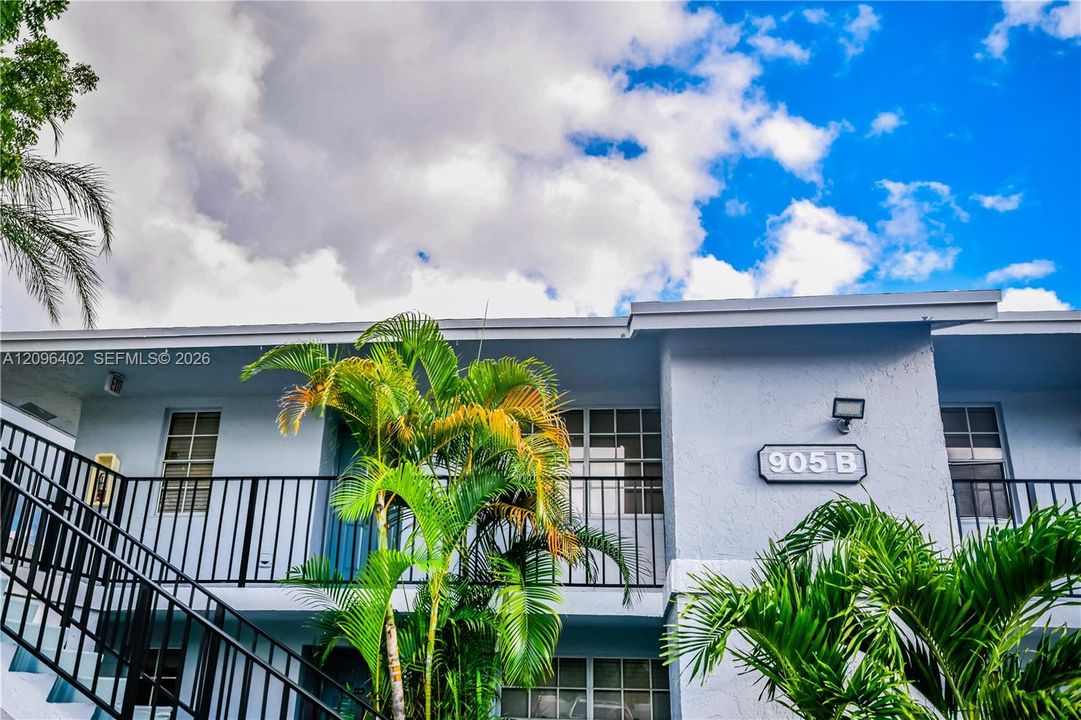 For Rent: $2,400 (2 beds, 2 baths, 1014 Square Feet)