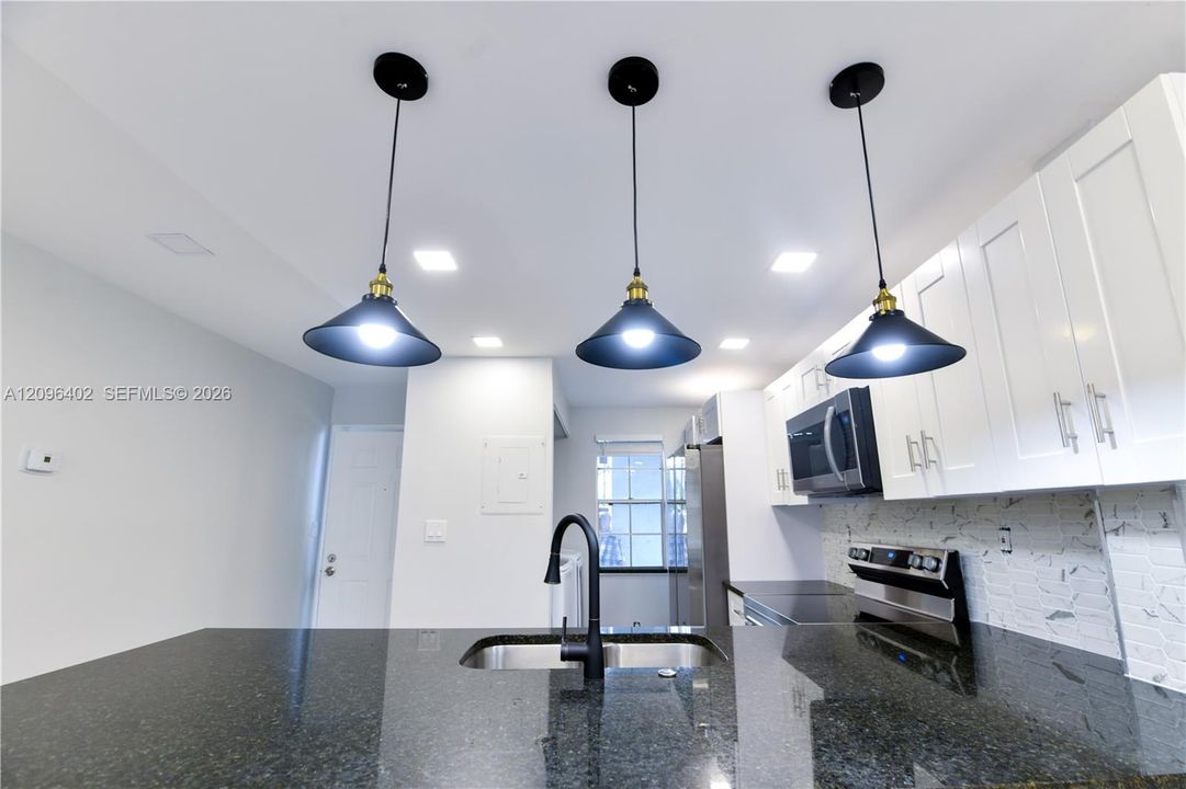 For Rent: $2,400 (2 beds, 2 baths, 1014 Square Feet)