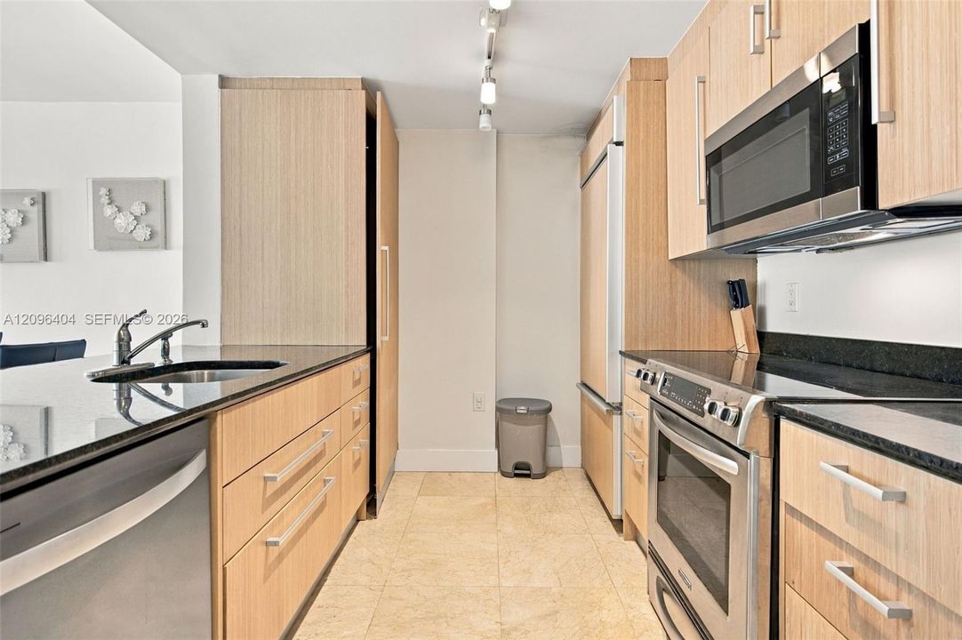 For Sale: $895,000 (1 beds, 1 baths, 896 Square Feet)