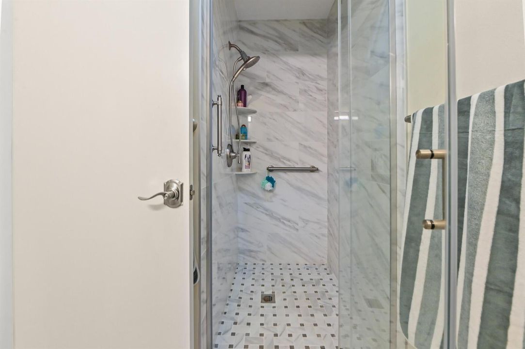 18-Guest_Shower