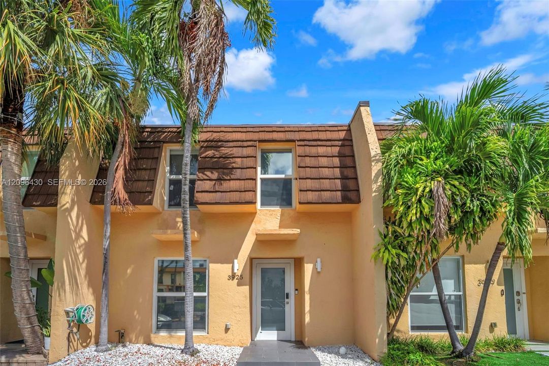 For Rent: $4,500 (2 beds, 2 baths, 1570 Square Feet)