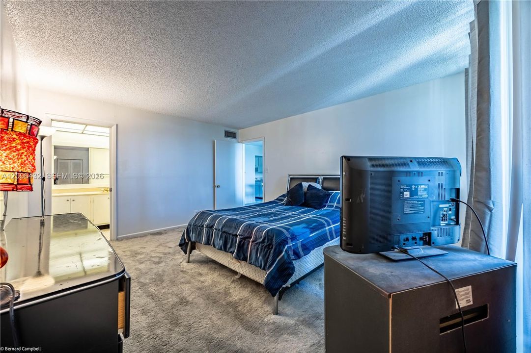 For Sale: $100,000 (2 beds, 2 baths, 1002 Square Feet)