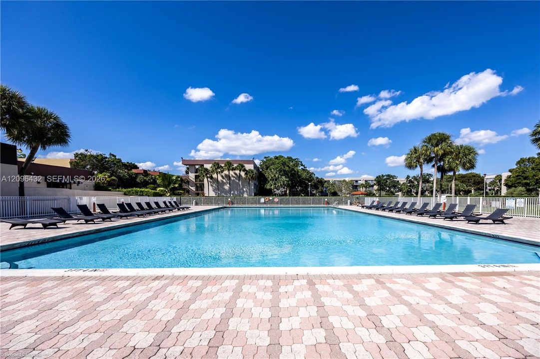 For Sale: $100,000 (2 beds, 2 baths, 1002 Square Feet)