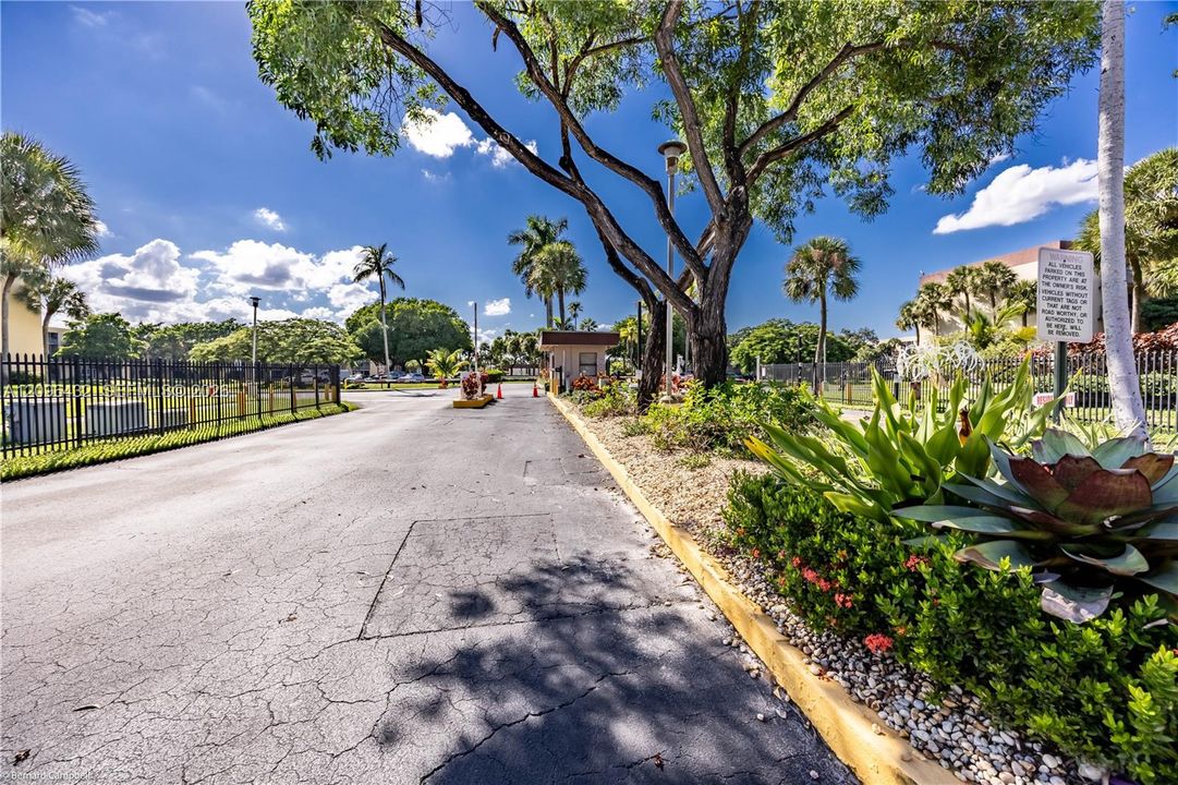 For Sale: $100,000 (2 beds, 2 baths, 1002 Square Feet)
