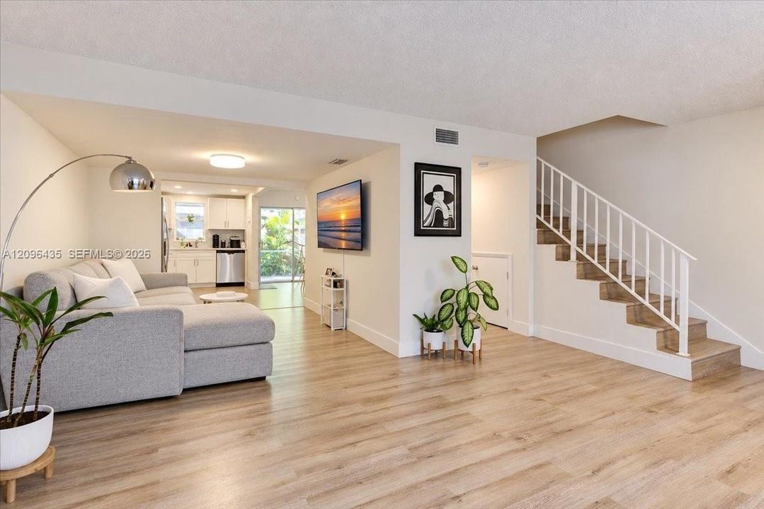 В аренду: $3,200 (3 спален, 2 ванн, 1420 Квадратных фут)