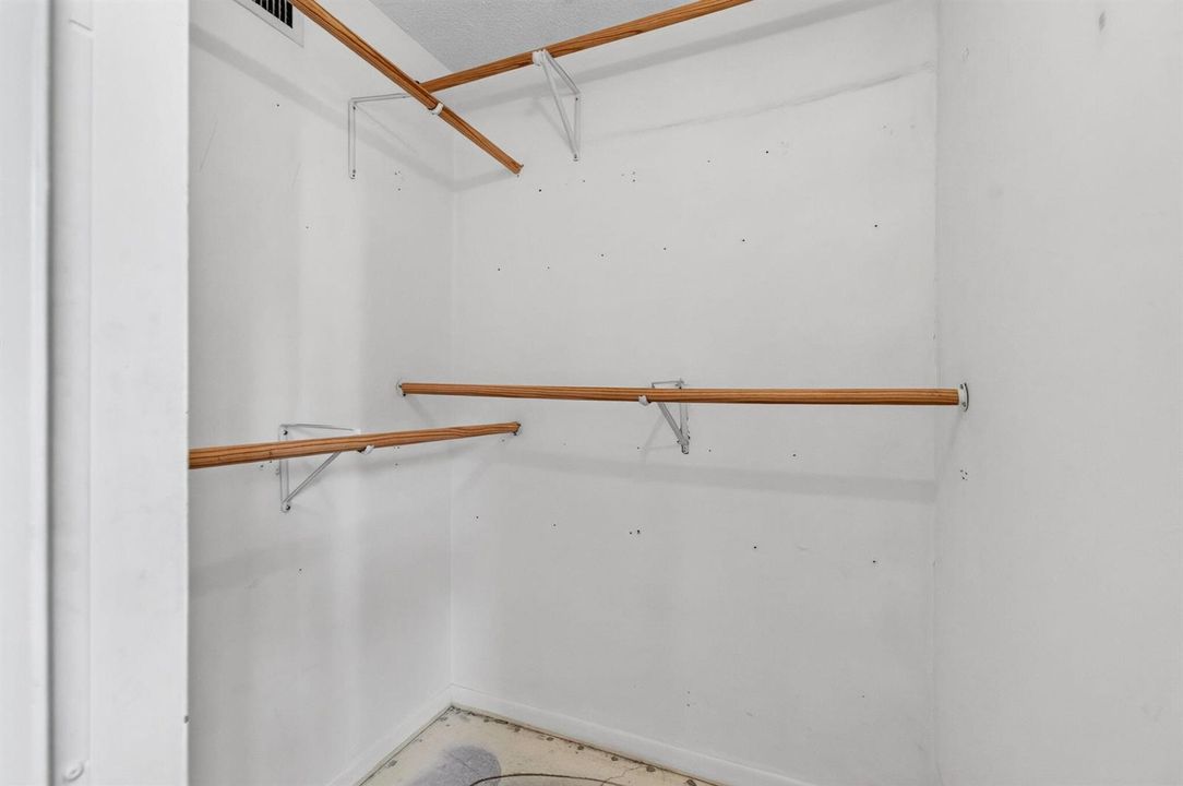 14_Walk-In-Closet