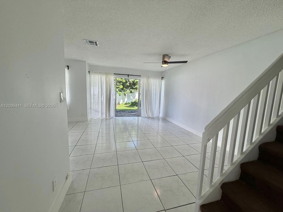 For Rent: $2,300 (3 beds, 2 baths, 1282 Square Feet)