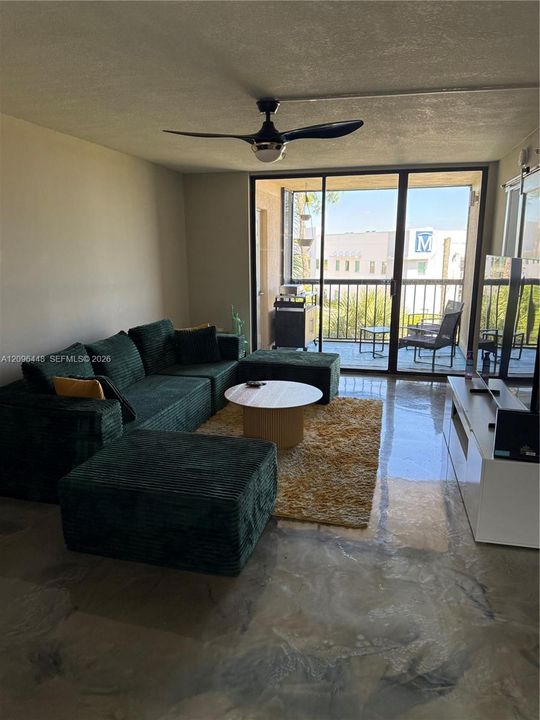 For Rent: $1,300 (1 beds, 1 baths, 656 Square Feet)