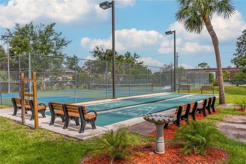 For Rent: $1,300 (1 beds, 1 baths, 656 Square Feet)