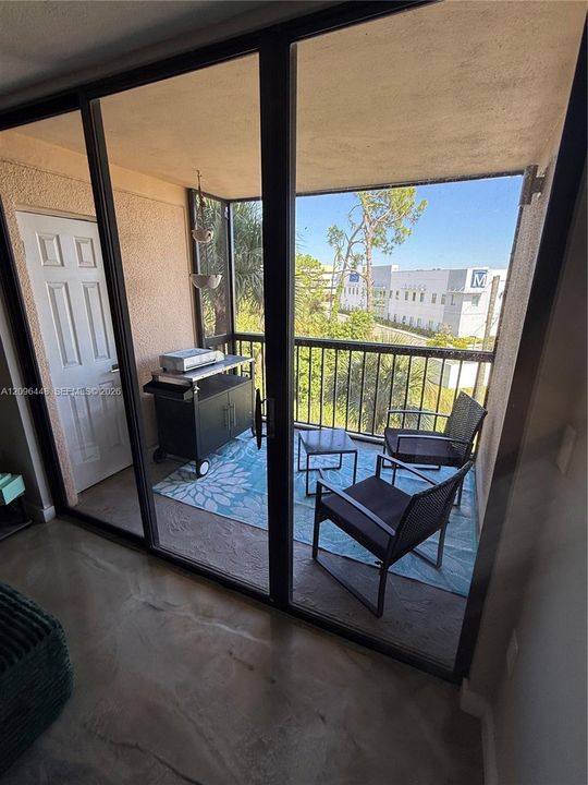 For Rent: $1,300 (1 beds, 1 baths, 656 Square Feet)