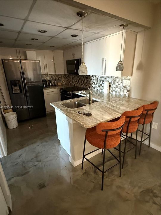 For Rent: $1,300 (1 beds, 1 baths, 656 Square Feet)