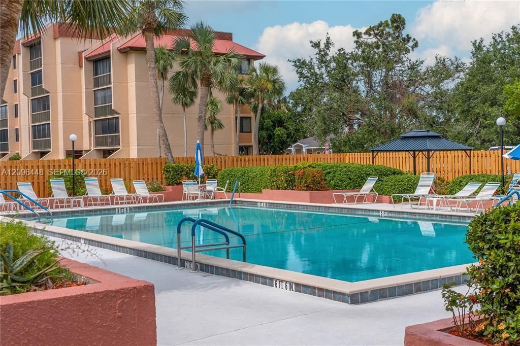 For Rent: $1,300 (1 beds, 1 baths, 656 Square Feet)
