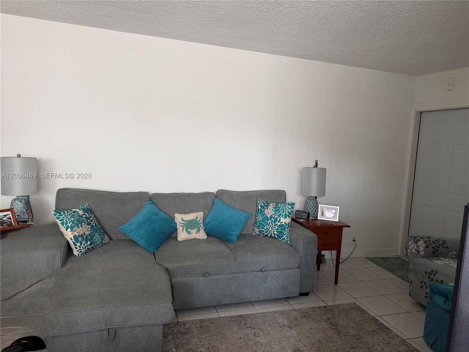 For Rent: $1,650 (1 beds, 1 baths, 645 Square Feet)