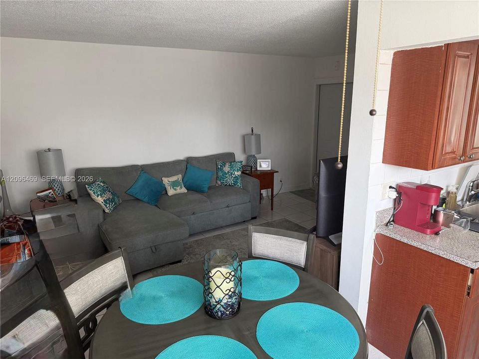 For Rent: $1,650 (1 beds, 1 baths, 645 Square Feet)