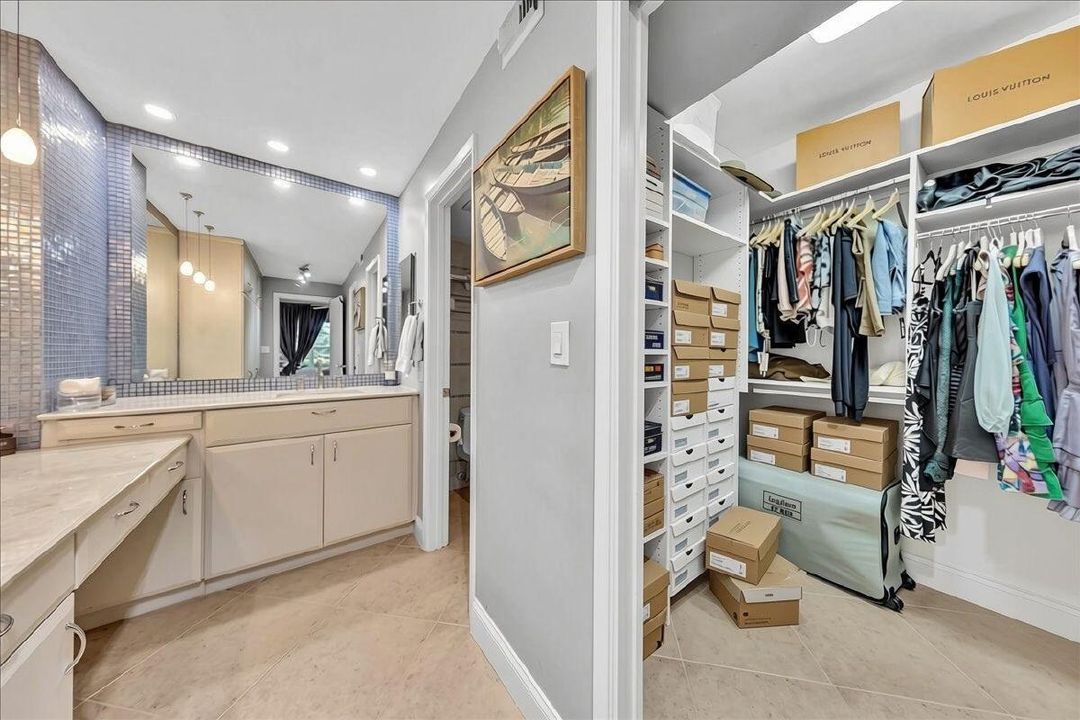 Walkin Closet Primary Suite