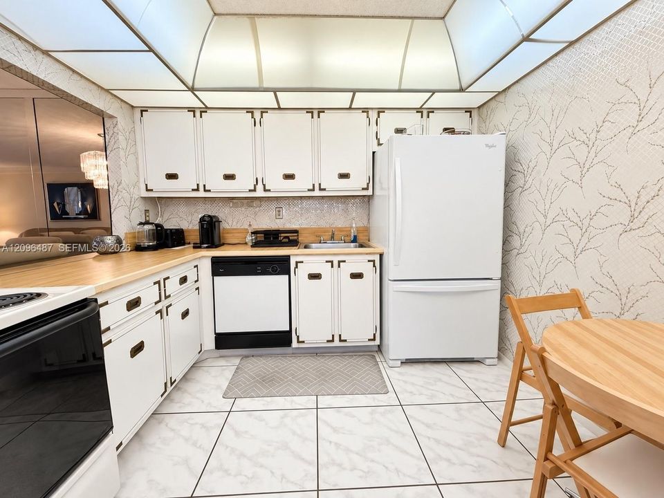 For Sale: $195,000 (1 beds, 1 baths, 915 Square Feet)