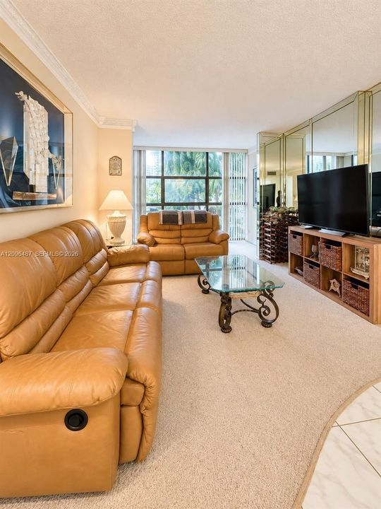 For Sale: $195,000 (1 beds, 1 baths, 915 Square Feet)