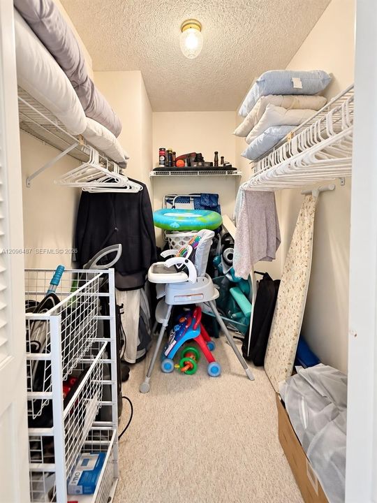 For Sale: $195,000 (1 beds, 1 baths, 915 Square Feet)