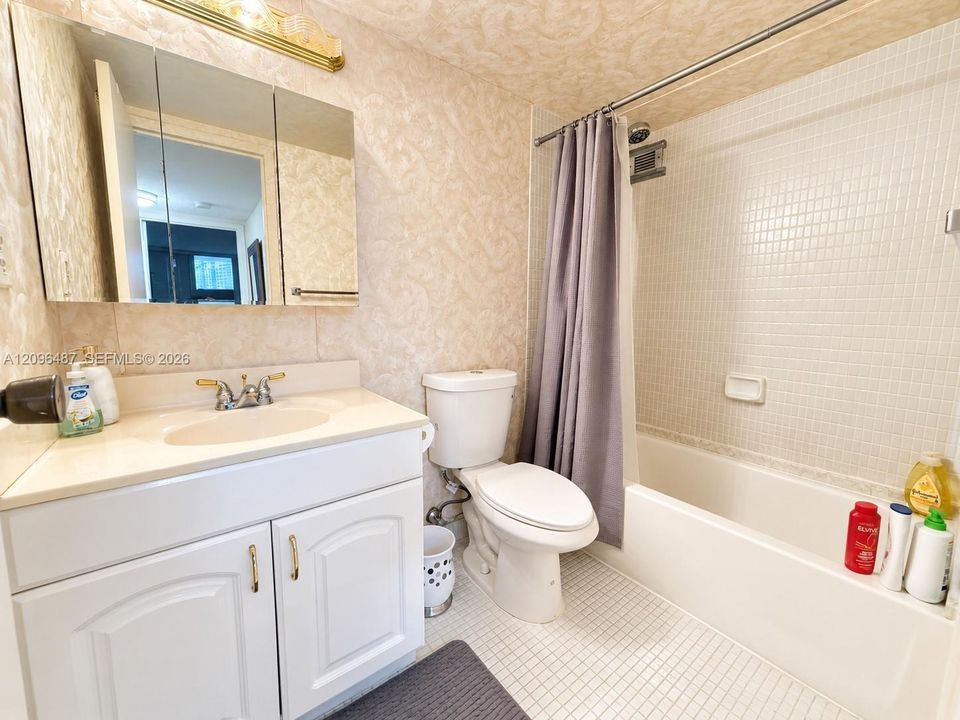 For Sale: $195,000 (1 beds, 1 baths, 915 Square Feet)