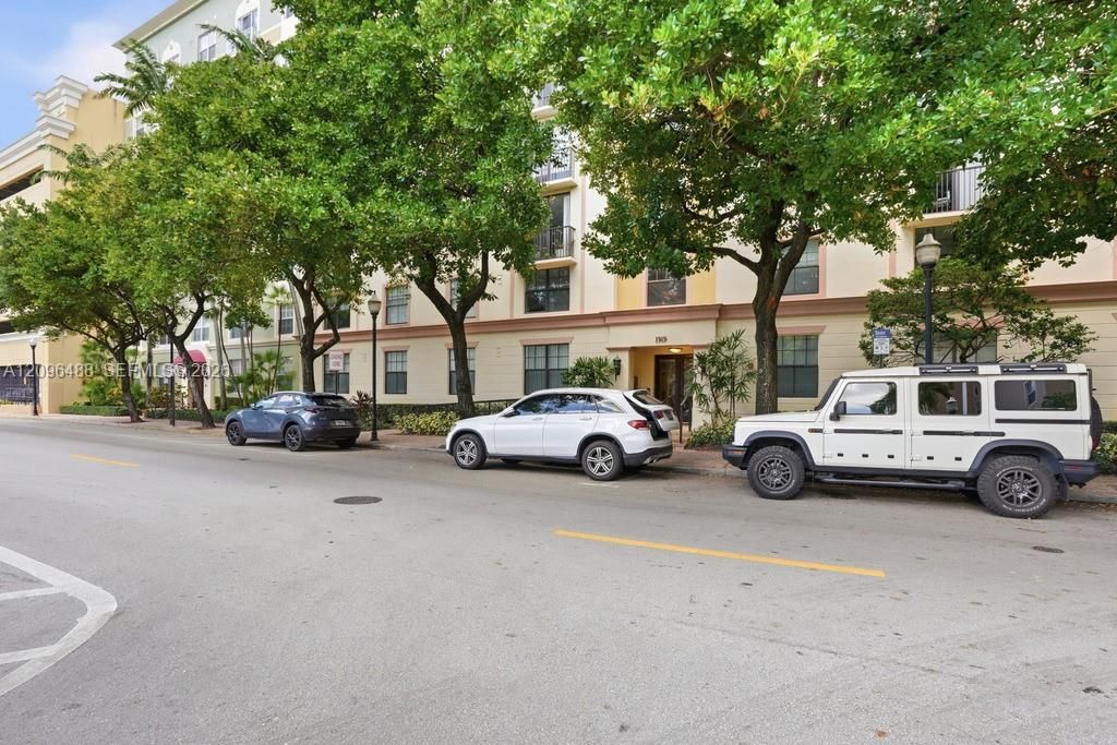 For Rent: $2,500 (1 beds, 1 baths, 736 Square Feet)