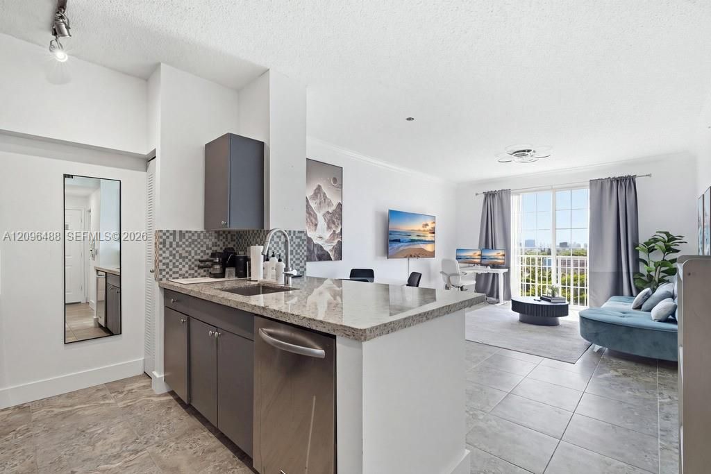For Rent: $2,500 (1 beds, 1 baths, 736 Square Feet)