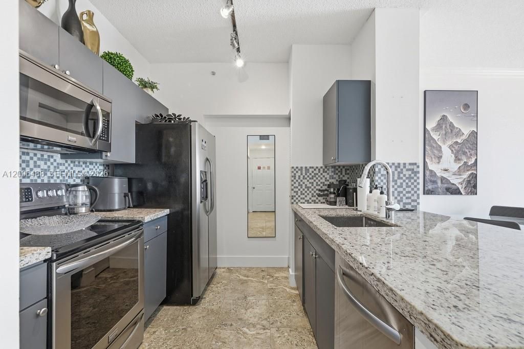 For Rent: $2,500 (1 beds, 1 baths, 736 Square Feet)