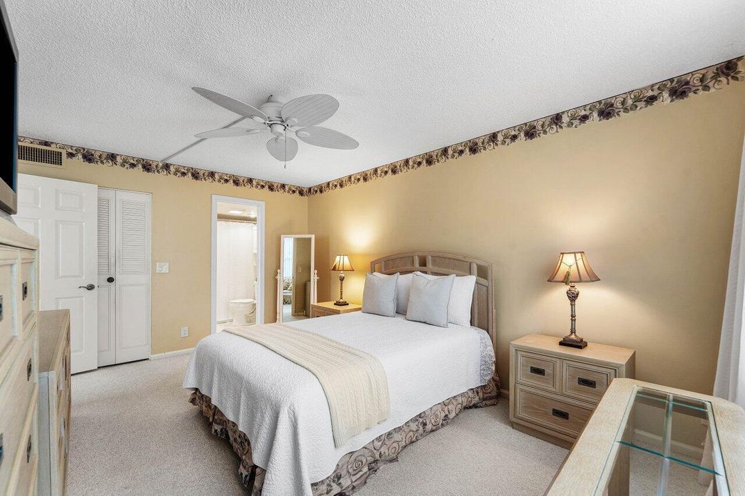 13_Primary_bedroom_with_en_suite_bathroo