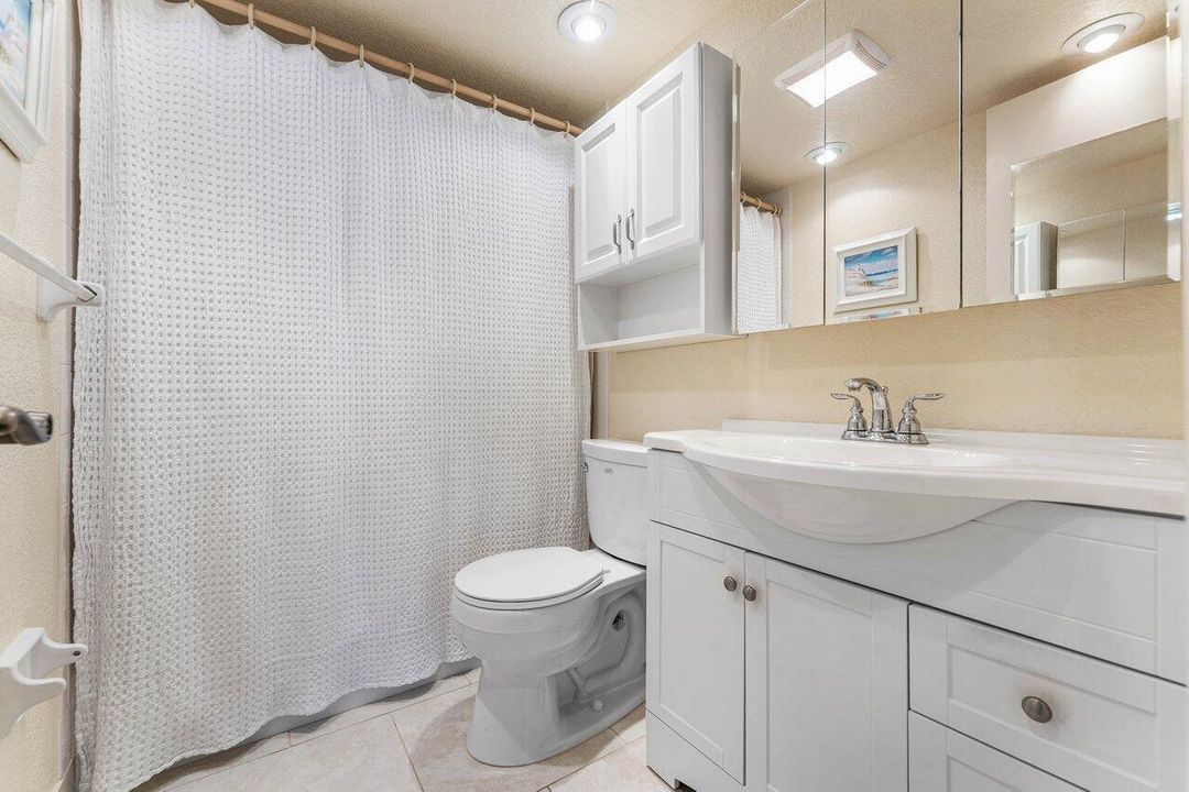 15_Primary_bathroom_with_combination_tub