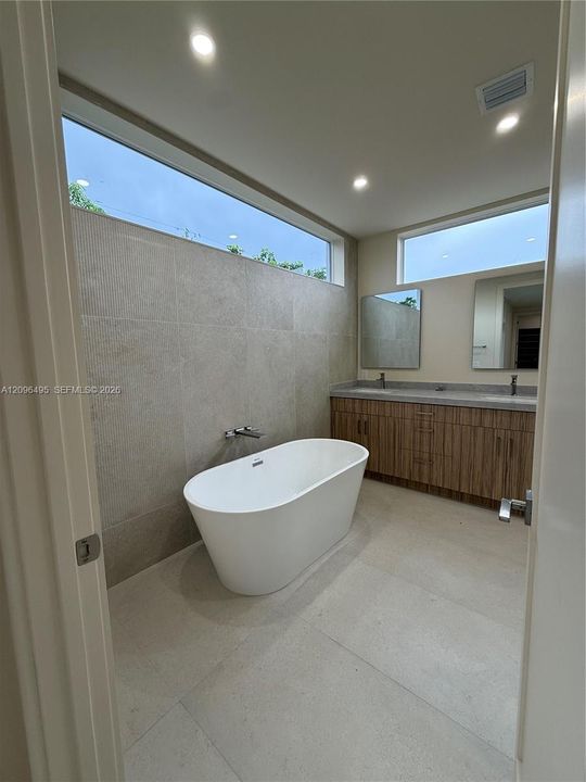 For Rent: $13,000 (5 beds, 4 baths, 0 Square Feet)