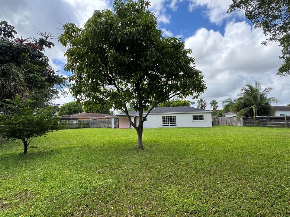 8306 huge backyard
