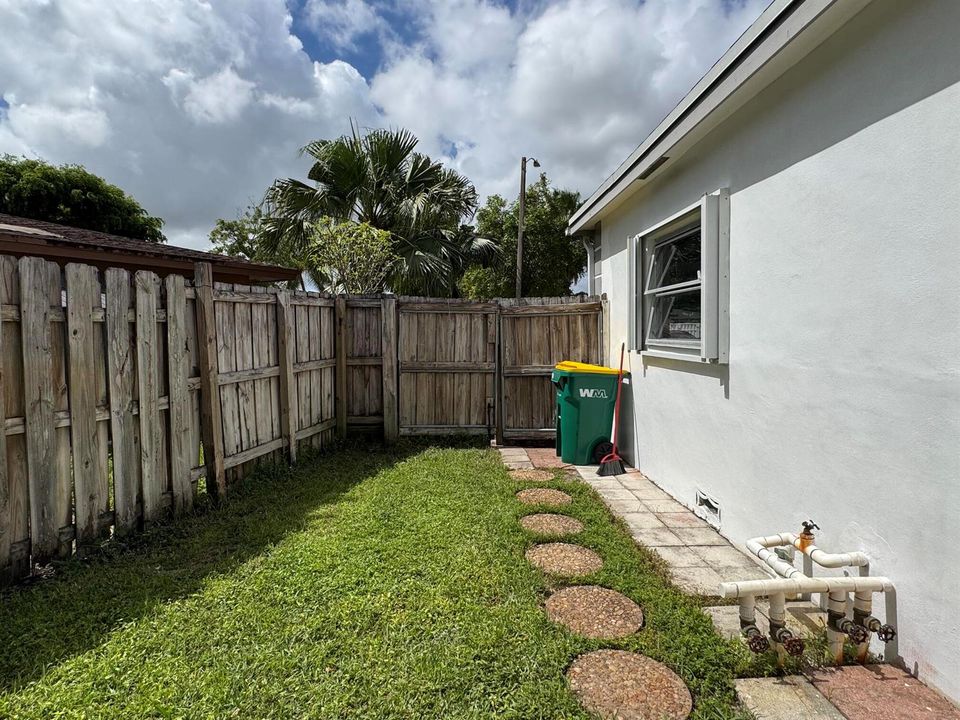 8306 sideyard 2