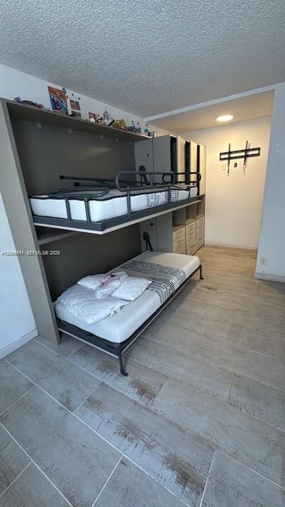 For Rent: $3,000 (1 beds, 1 baths, 906 Square Feet)